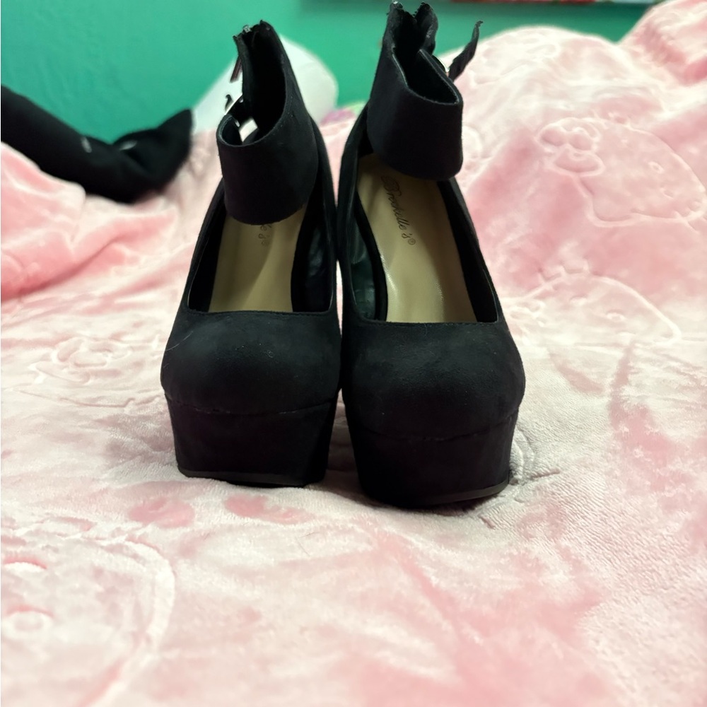Breckelles Black Platform Shoes Classic Design